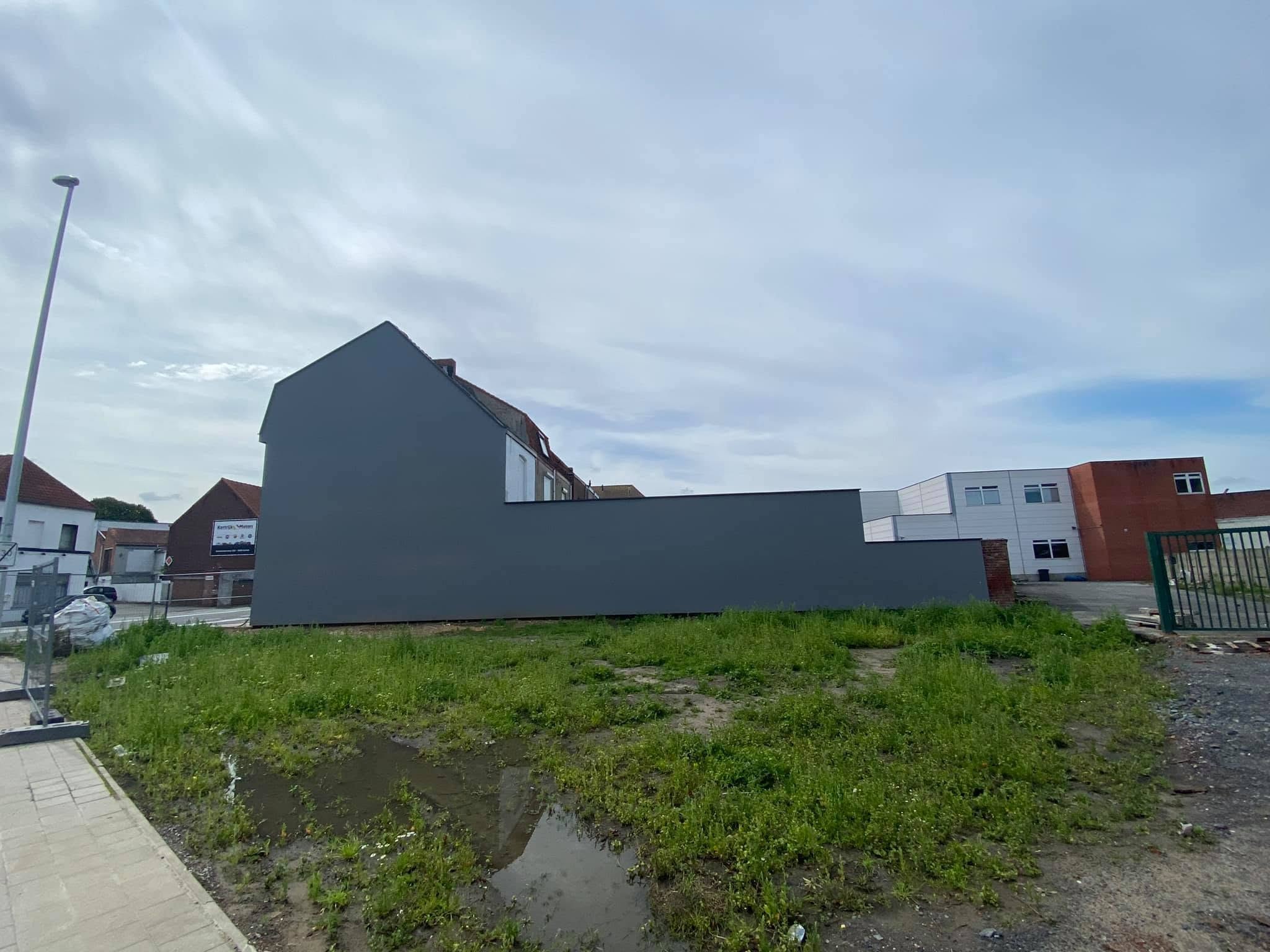 Antraciet gevelafwerking na renovatie door Revelox