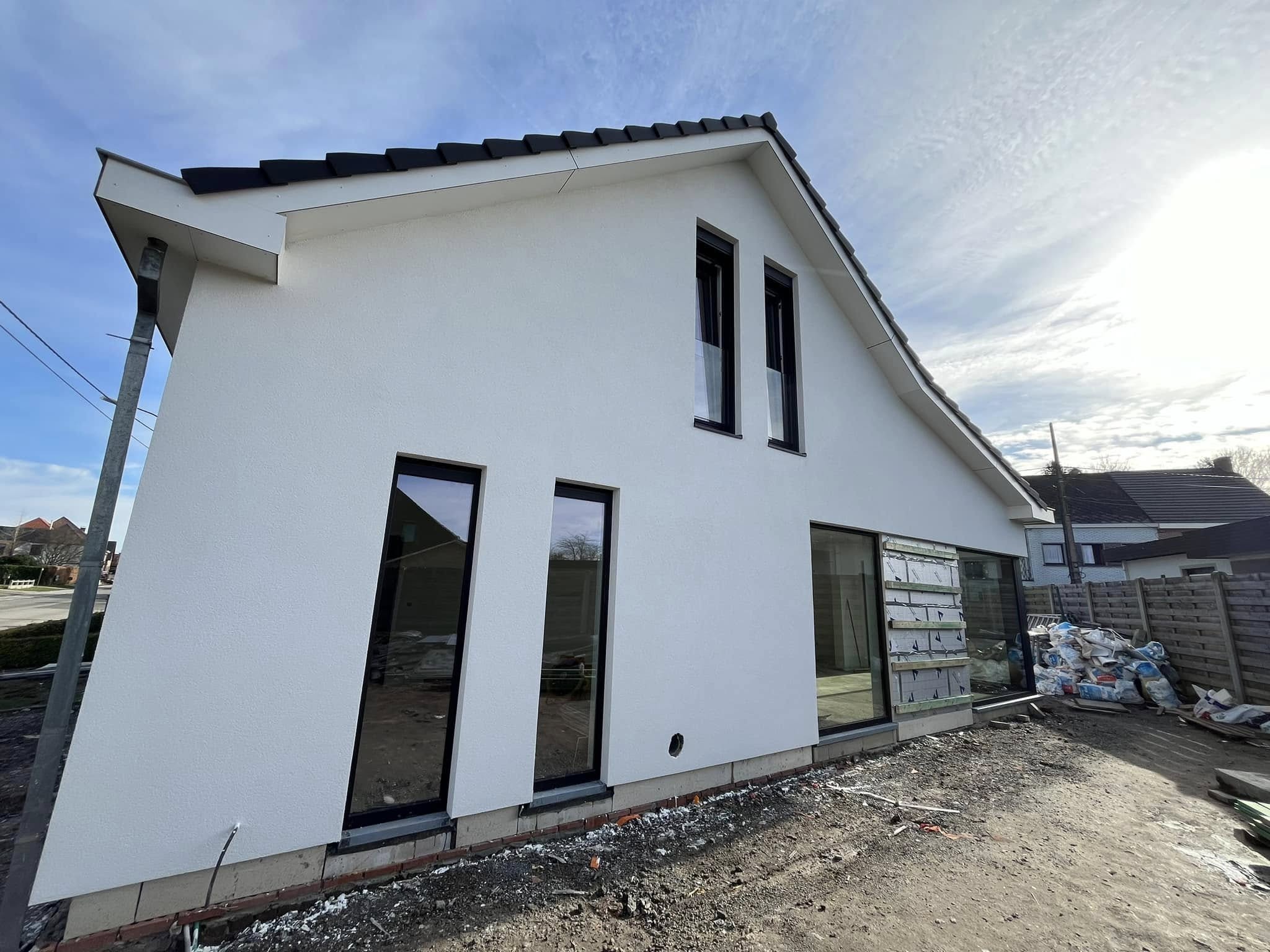 Gevelisolatie en dakwerken tijdens renovatie door Revelox