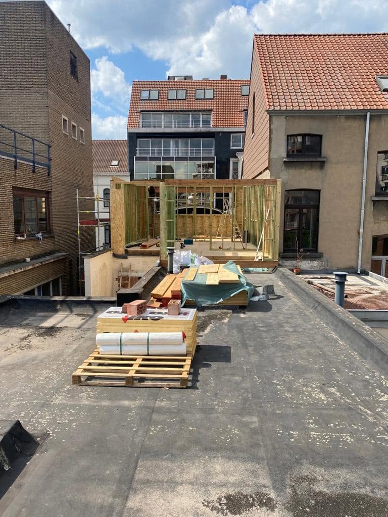 Dakopbouw en houtskeletbouw tijdens renovatie door Revelox