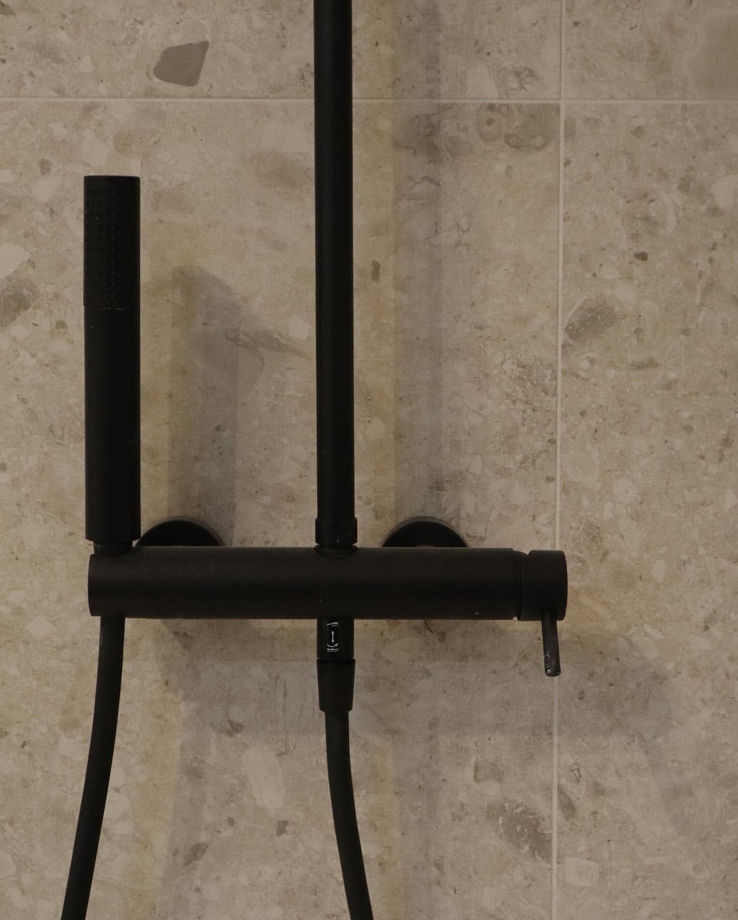Detail sanitair en tegelwerken bij badkamerrenovatie Revelox
