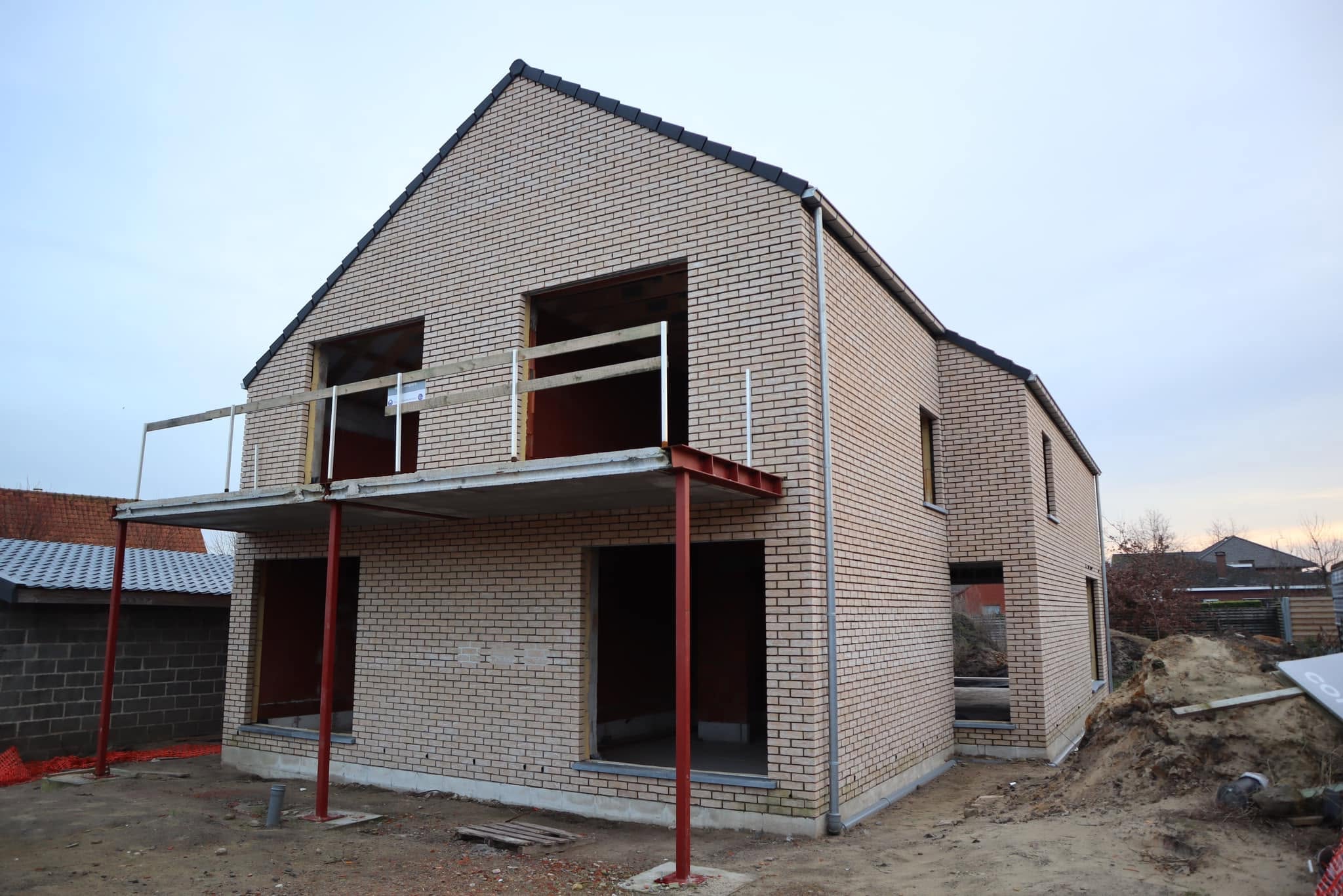 Woning in ruwbouwfase met balkonconstructie door Revelox