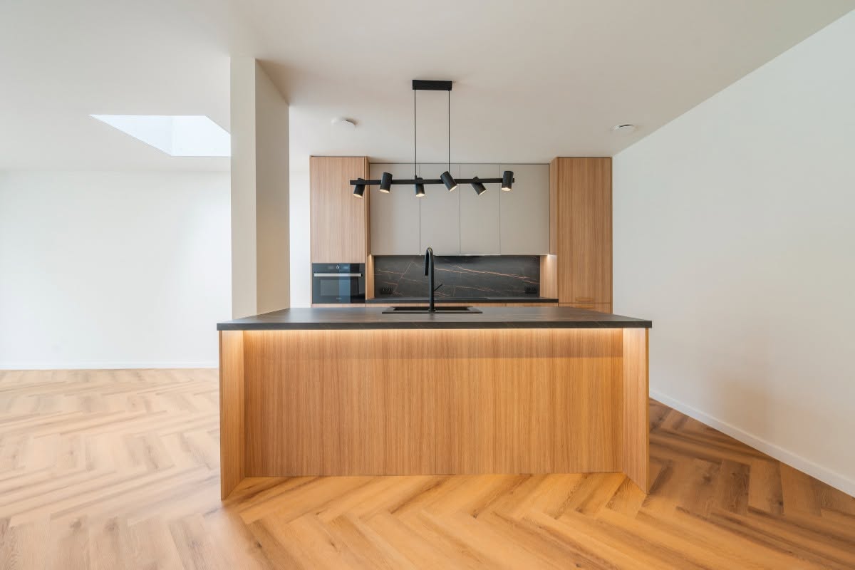Interieurrenovatie met moderne keuken door Revelox