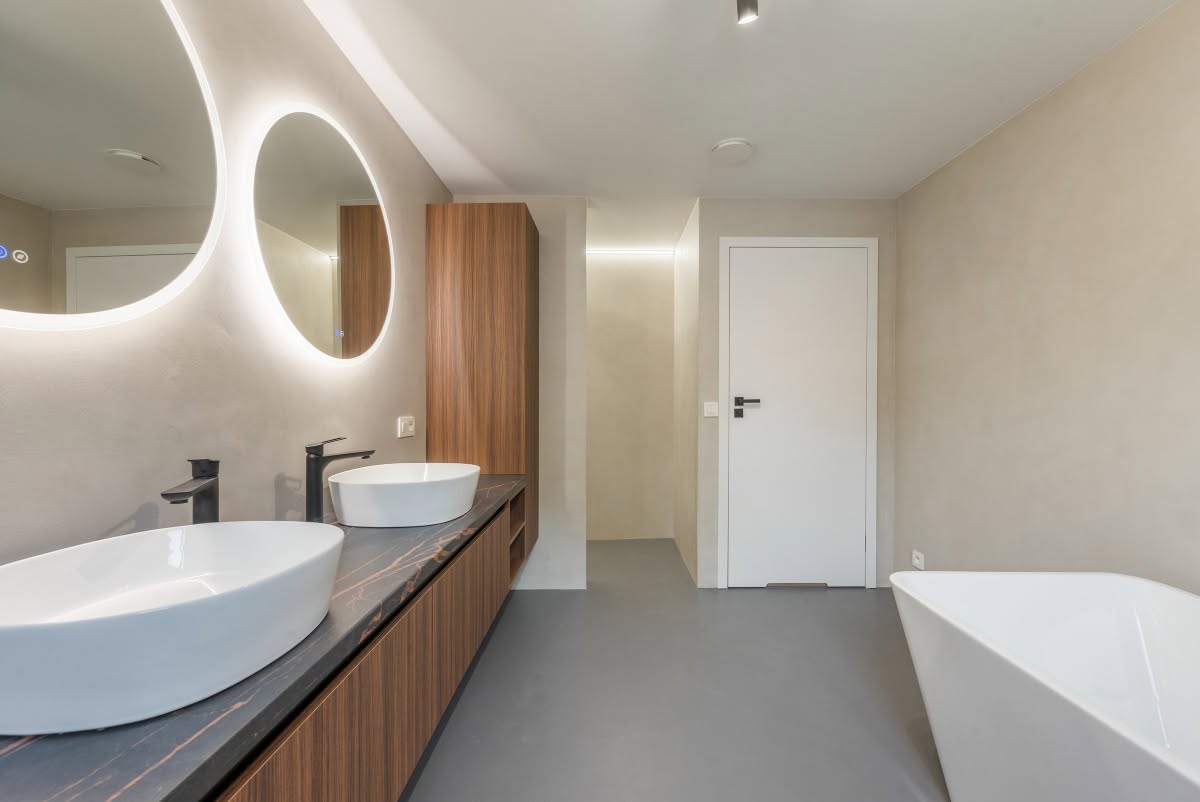 Badkamerrenovatie met moderne afwerking door Revelox